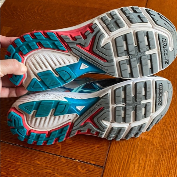 Brooks running shoe - Picture 3 of 6